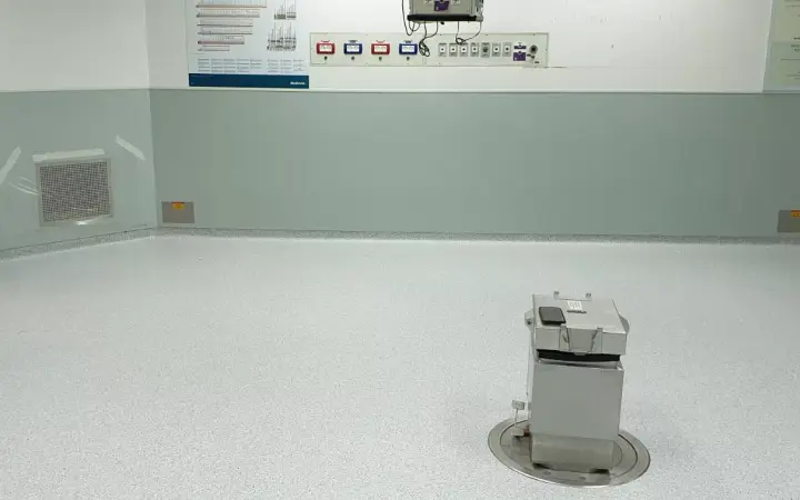 רצפת PVC אטומה בחדר סטרילי